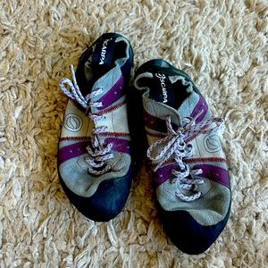 Scarpa Climbing Shoes (us6)